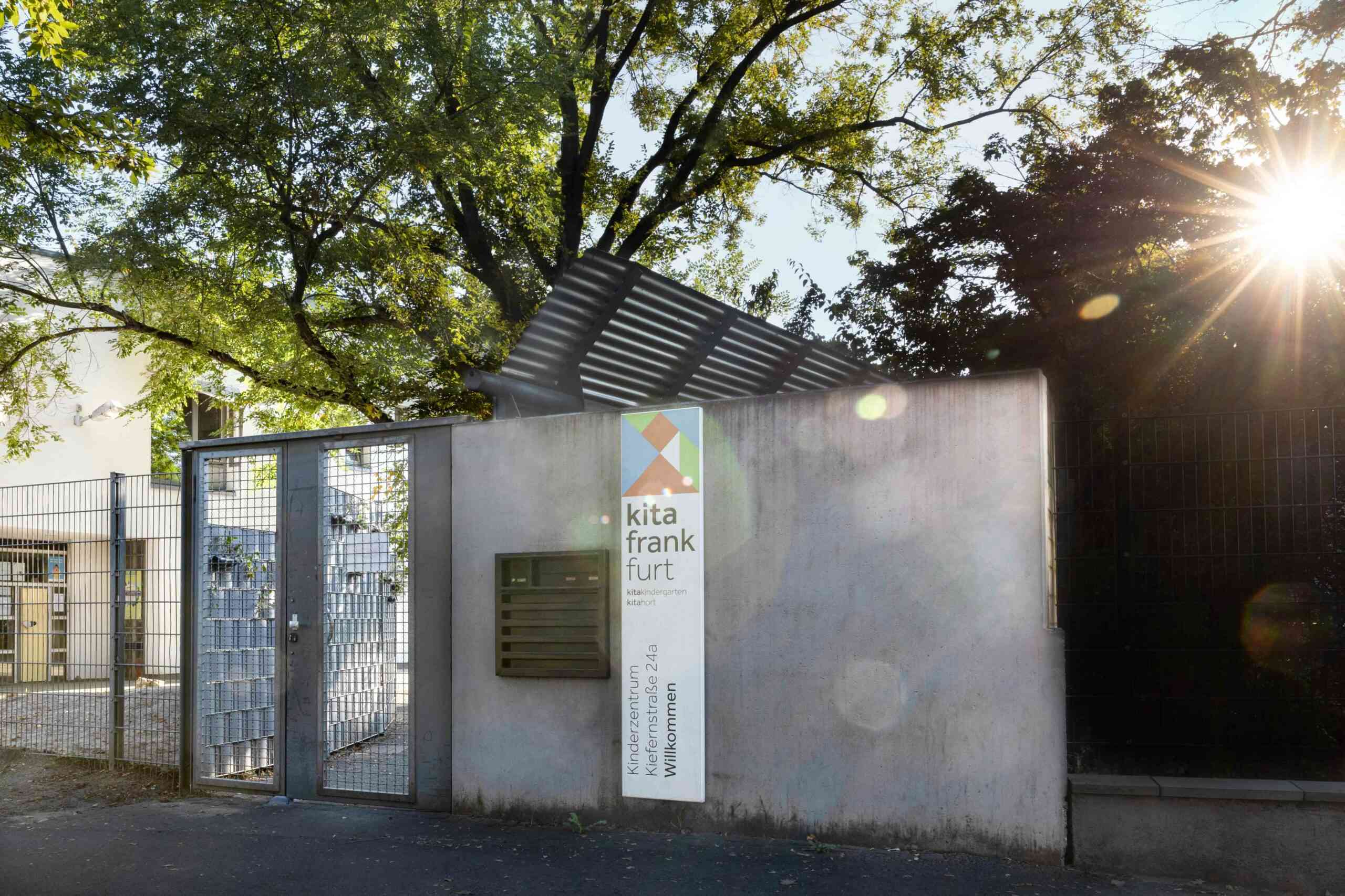 Eingang im Kinderzentrum Kiefernstraße 24a