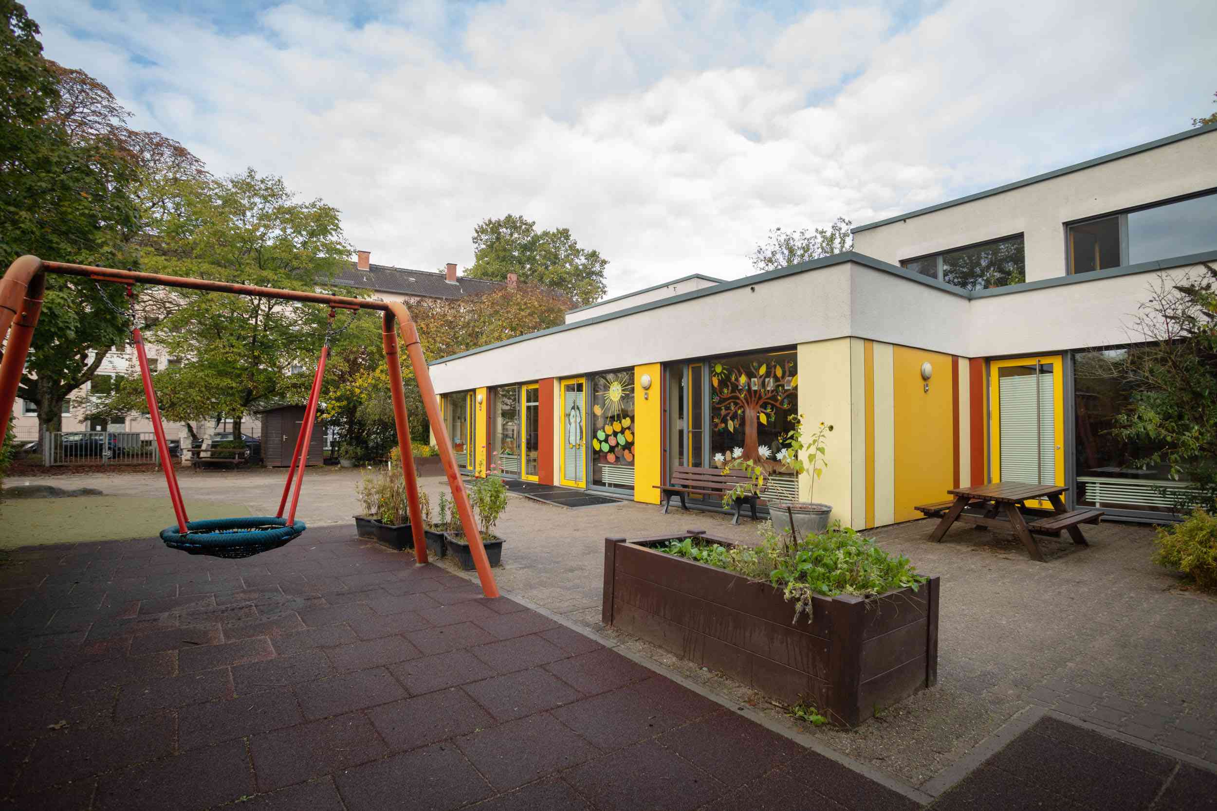 Außenbereich mit Schaukel im Kinderzentrum Heinrich-Seliger-Straße