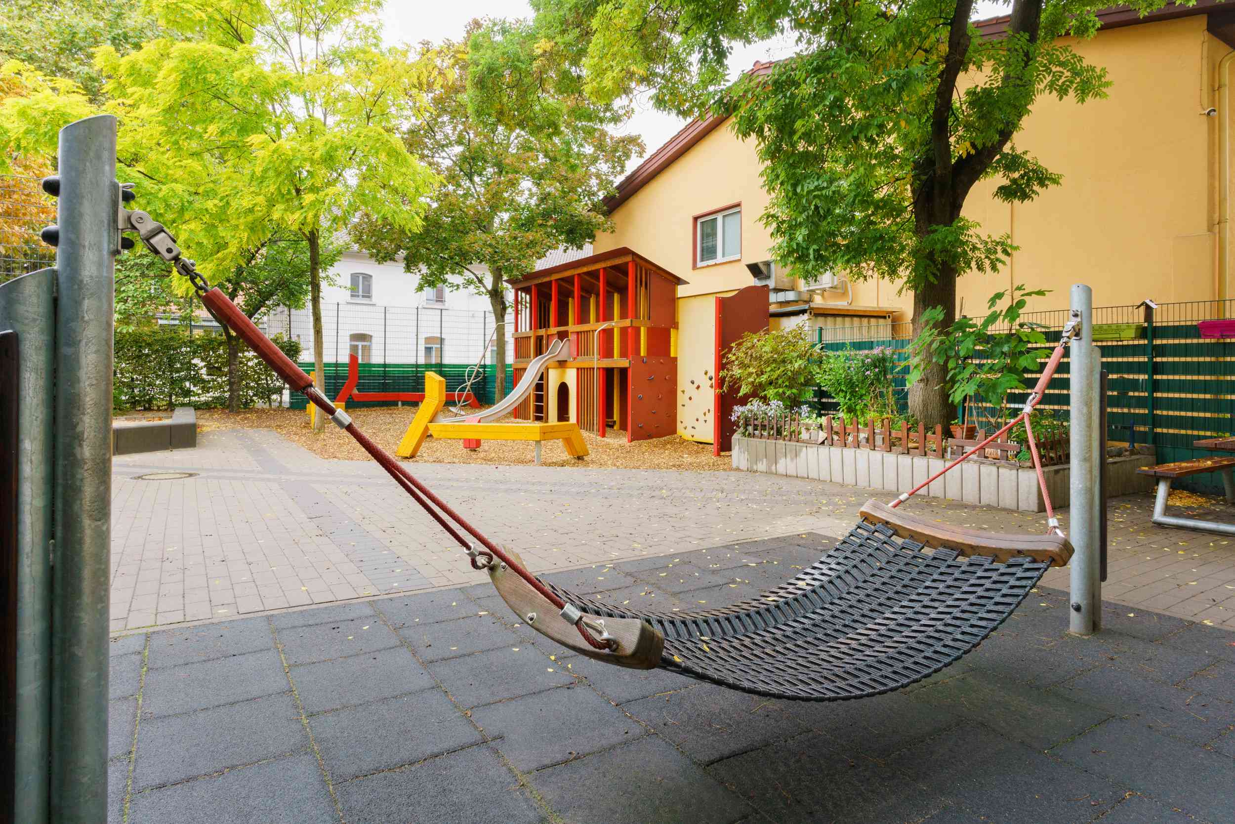 Außenbereich mit Hängematte im Kinderzentrum Hanauer Landstraße 17