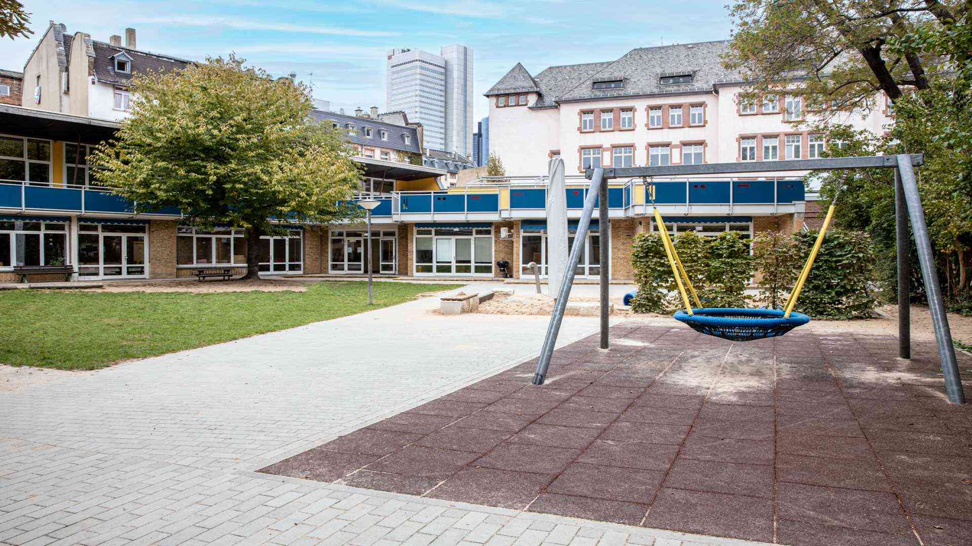 Außenbereich mit Schaukel im Kinderzentrum Wiesenhüttenstraße
