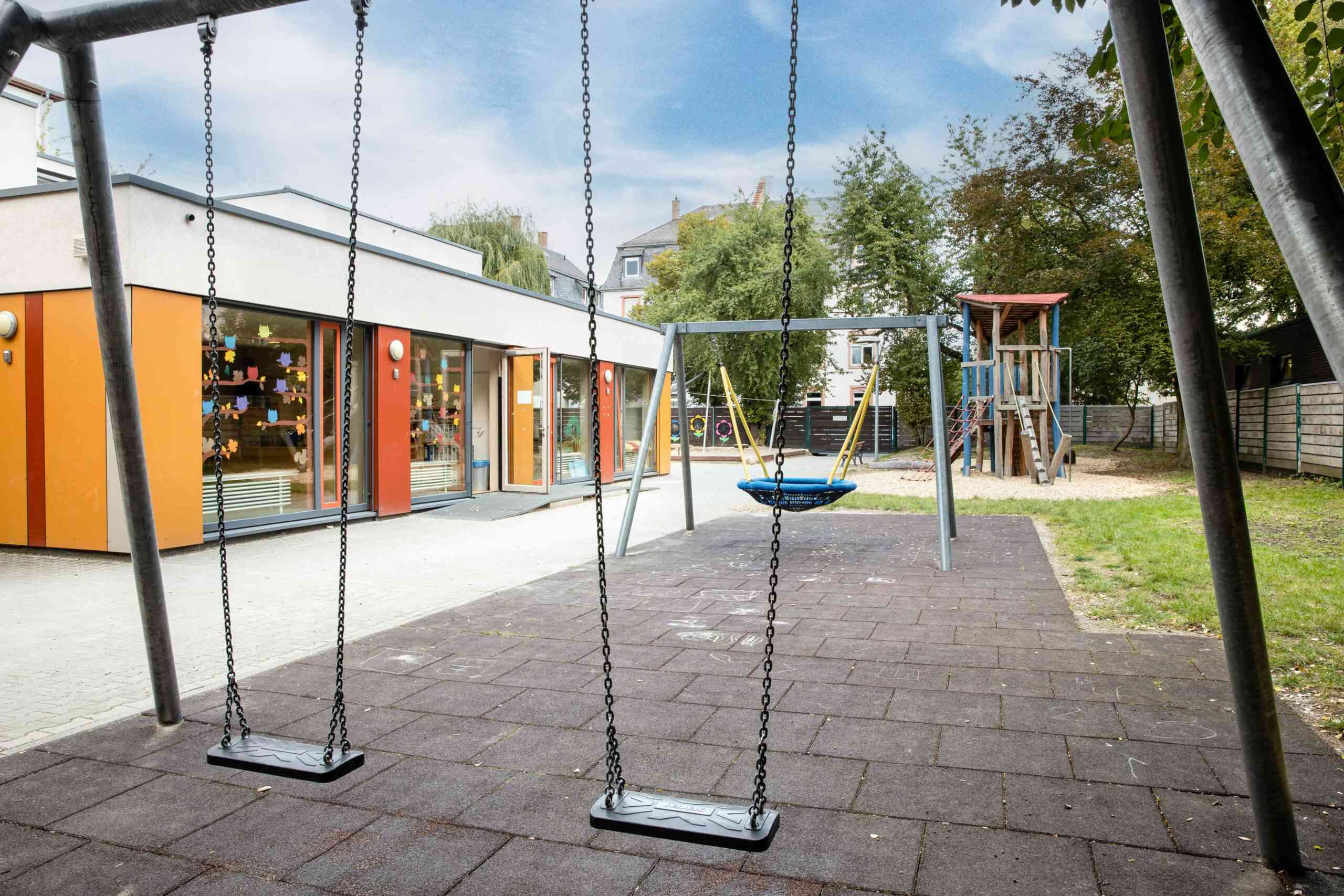 Außenbereich mit Schaukeln im Kinderzentrum Schwalbacher Straße