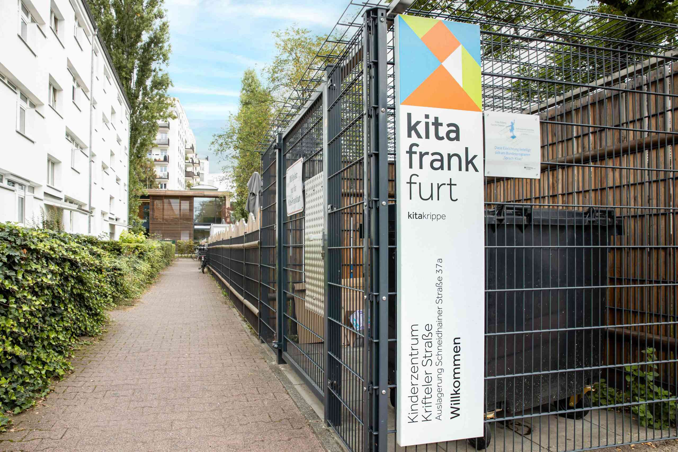 Eingang im Kinderzentrum Krifteler Straße 82