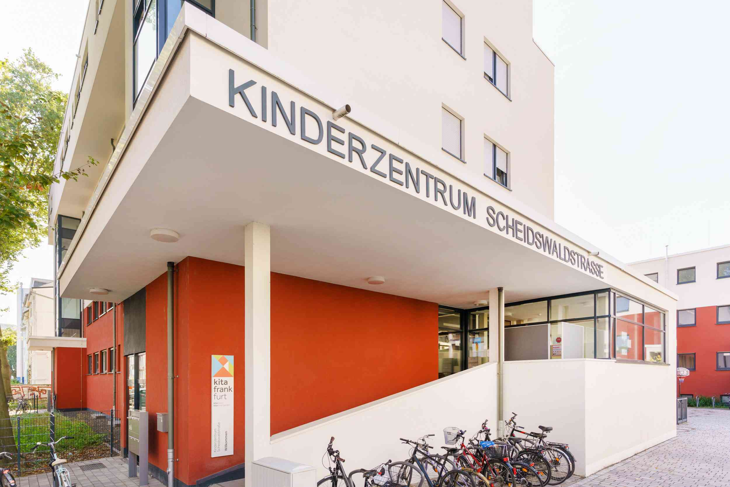 Eingang im Kinderzentrum Scheidswaldstraße