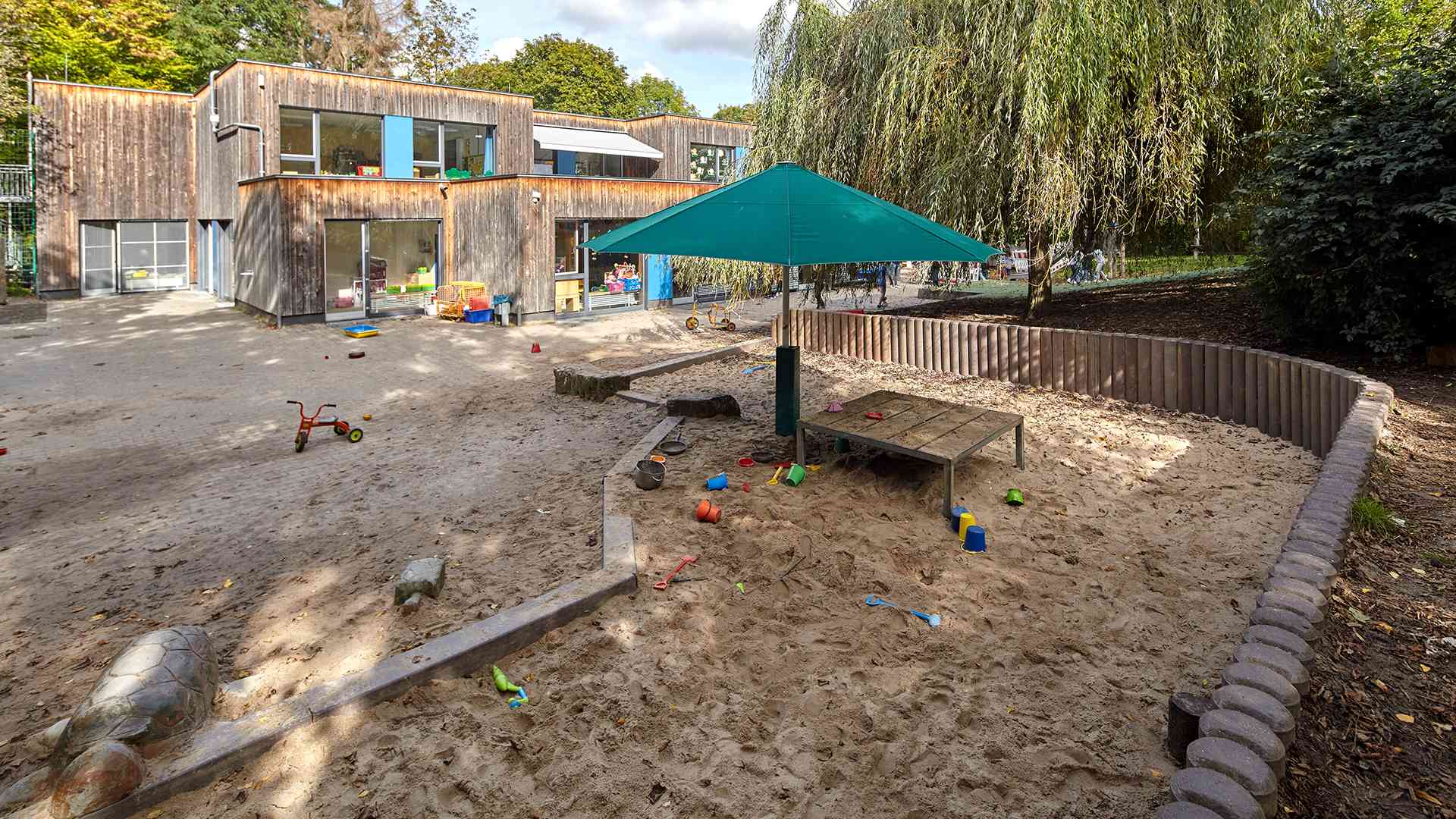 Außenbereich mit Sandkasten im Kinderzentrum Praunheimer Hohl