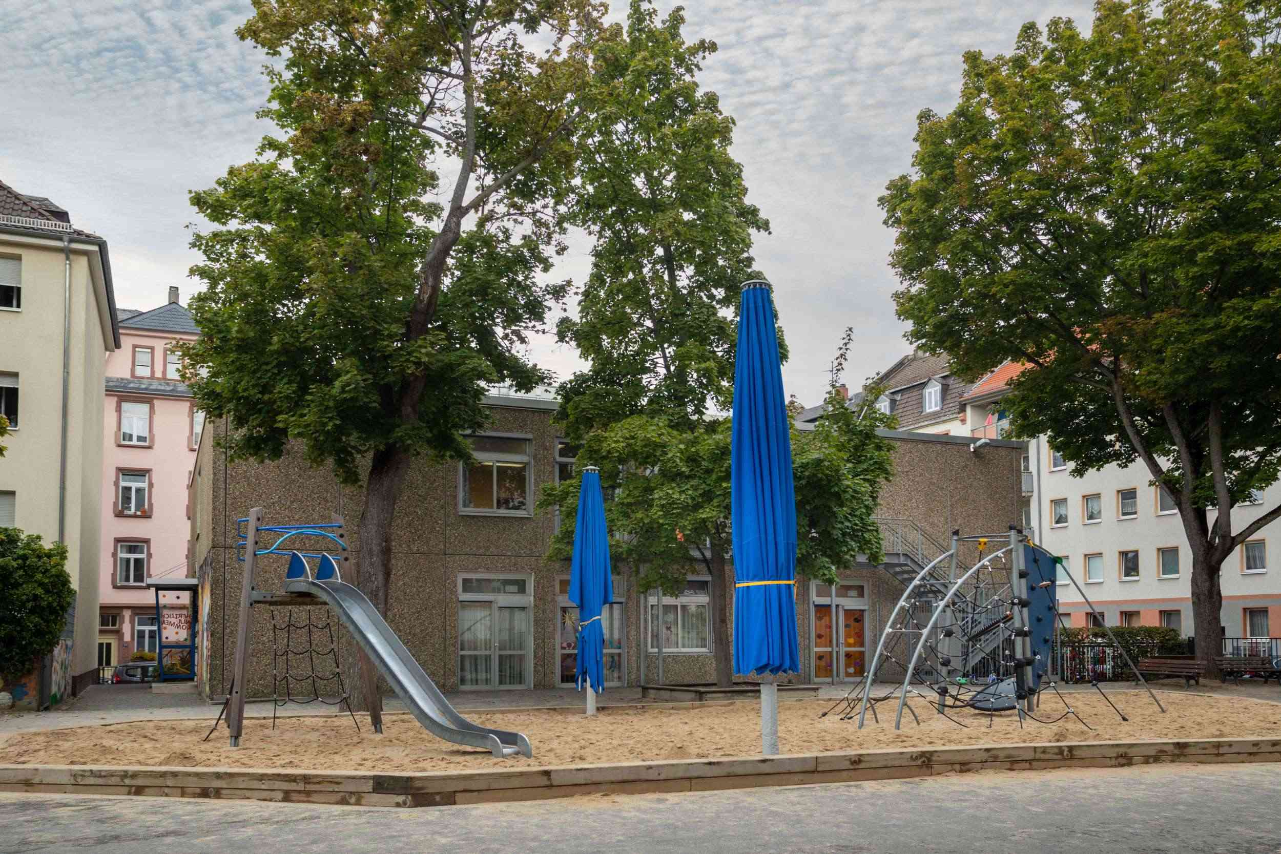 Außenbereich mit Rutsche im Kinderzentrum Marburger Straße