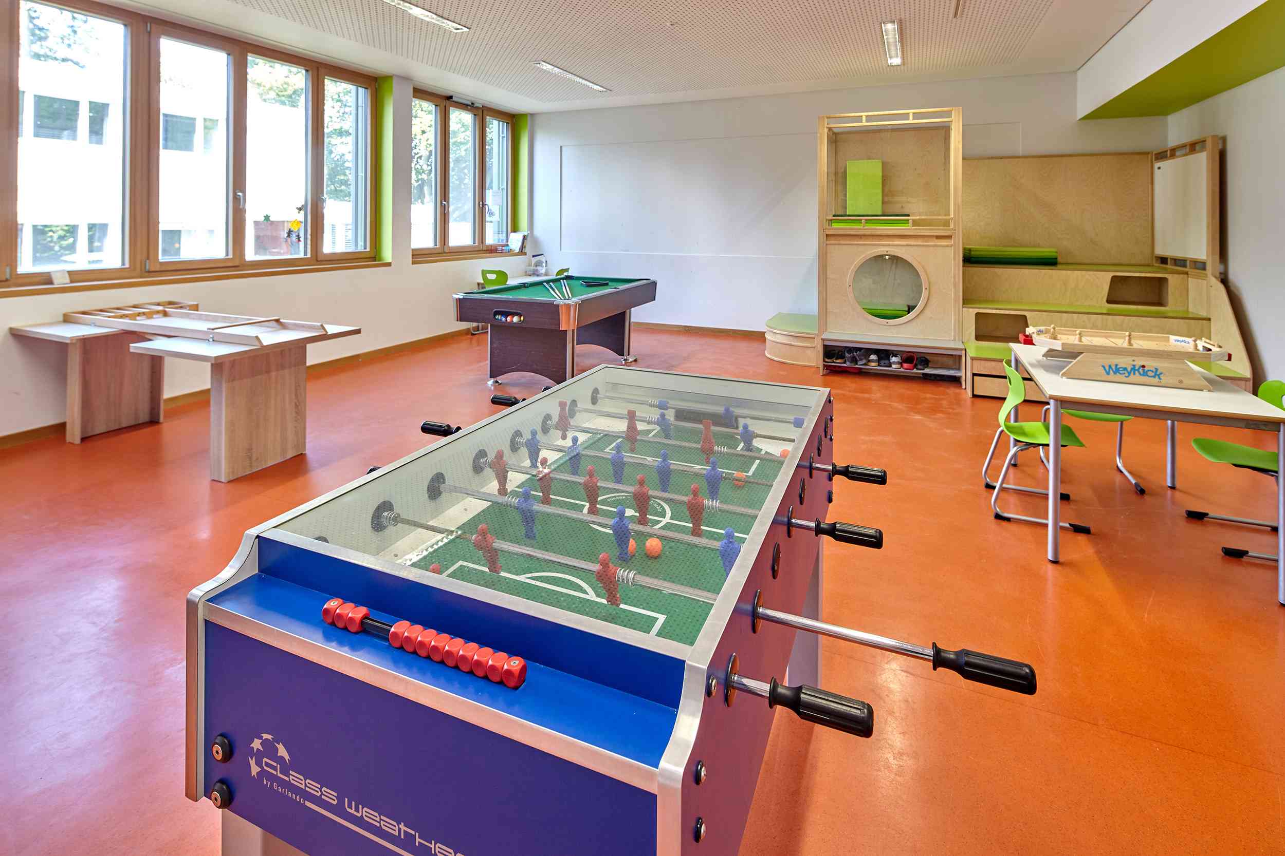 Innenbereich mit Kicker- und Billiard-Tisch der Grundschule Harheim