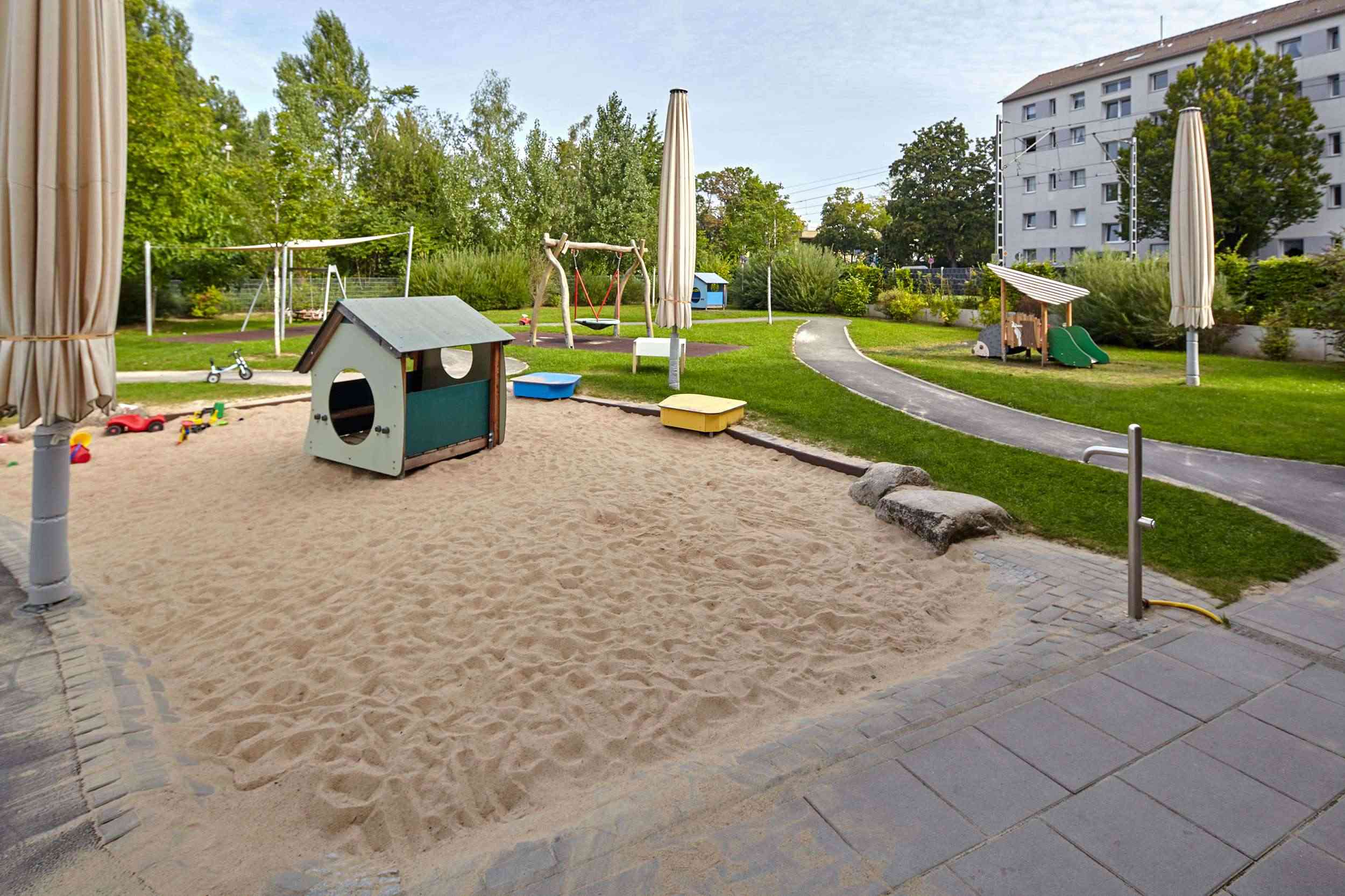 Außenbereich mit Sandkasten im Kinderzentrum Feuerwehrstraße