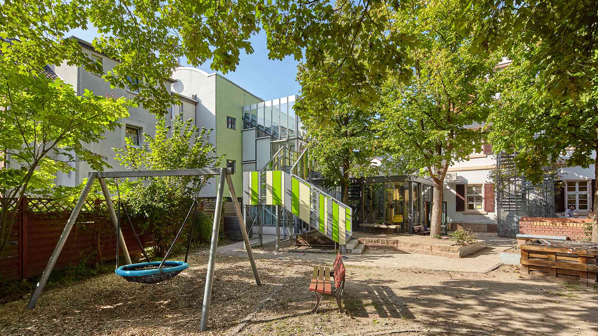 Außenbereich mit Schaukel im Kinderzentrum Alt-Fechenheim
