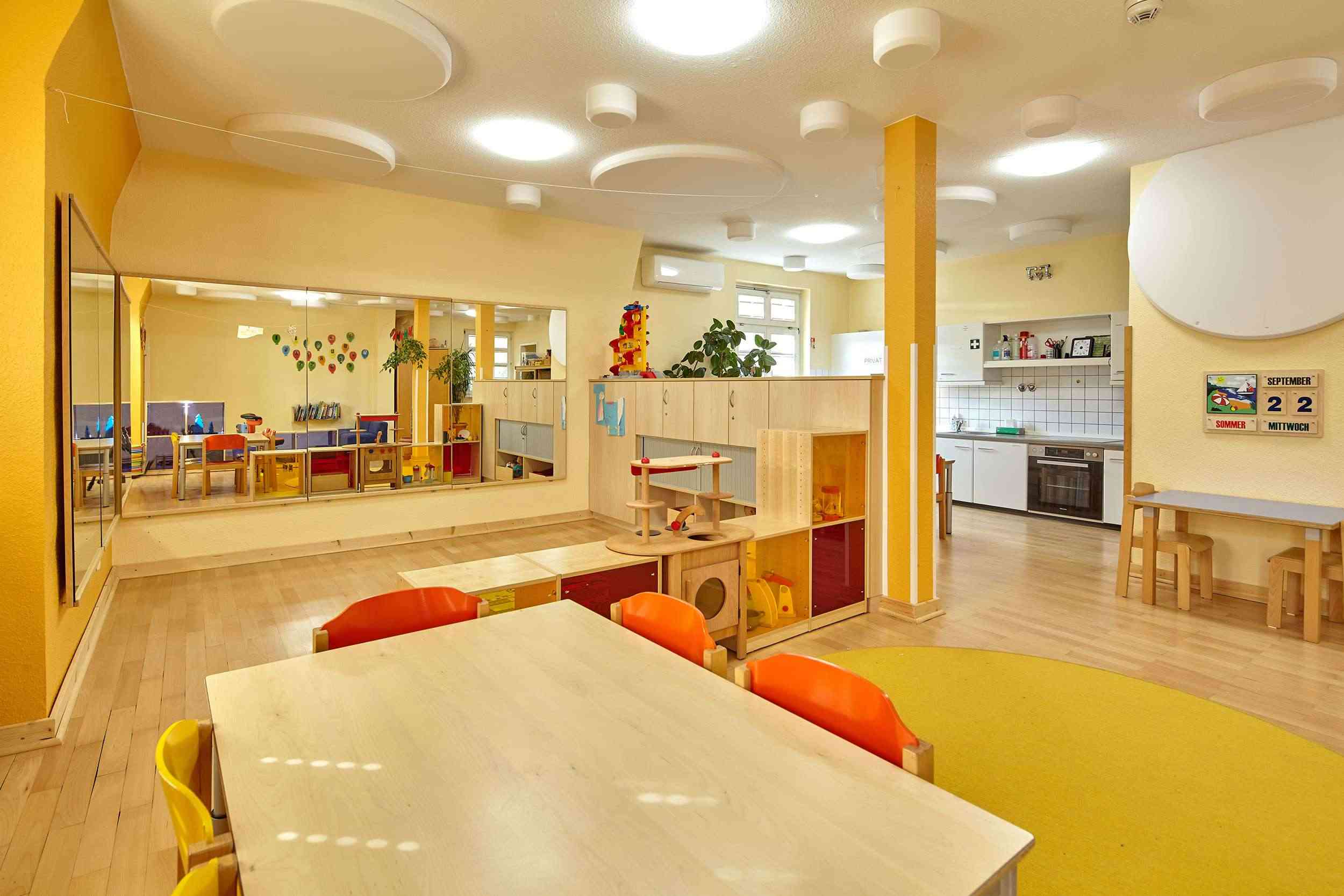 Innenbereich mit Küche im Kinderzentrum Alt-Fechenheim