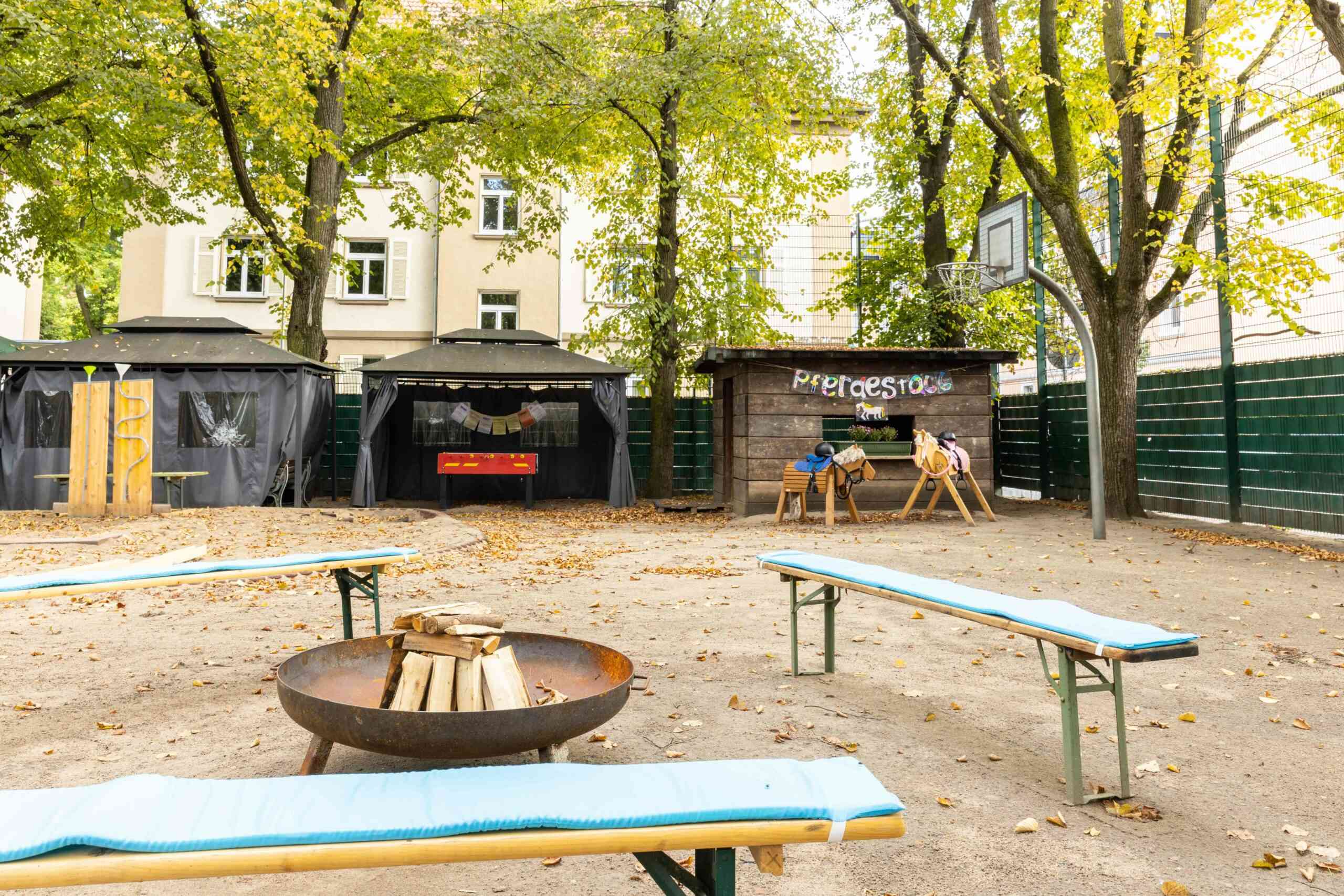 Außenbereich mit Pferdestall im Kinderzentrum Paul-Schwerin-Straße