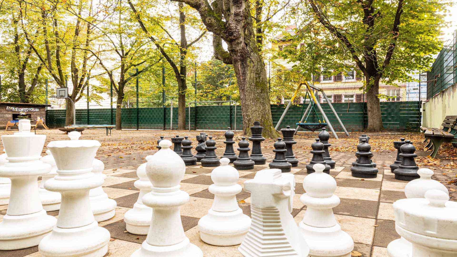 Außenbereich mit Schachspielfeld im Kinderzentrum Paul-Schwerin-Straße