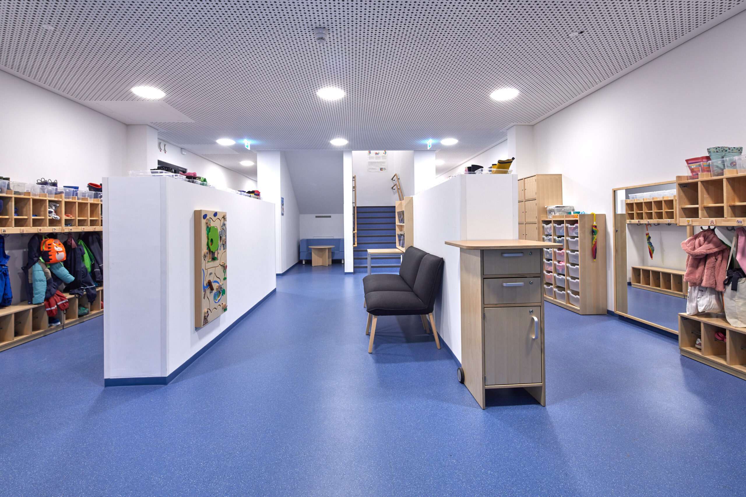 Kinderzentrum Kiefernstraße 26a, Gebäude von innen, Gruppenräume, Flur, Turnraum, Essbereich, Mitarbeiterraum