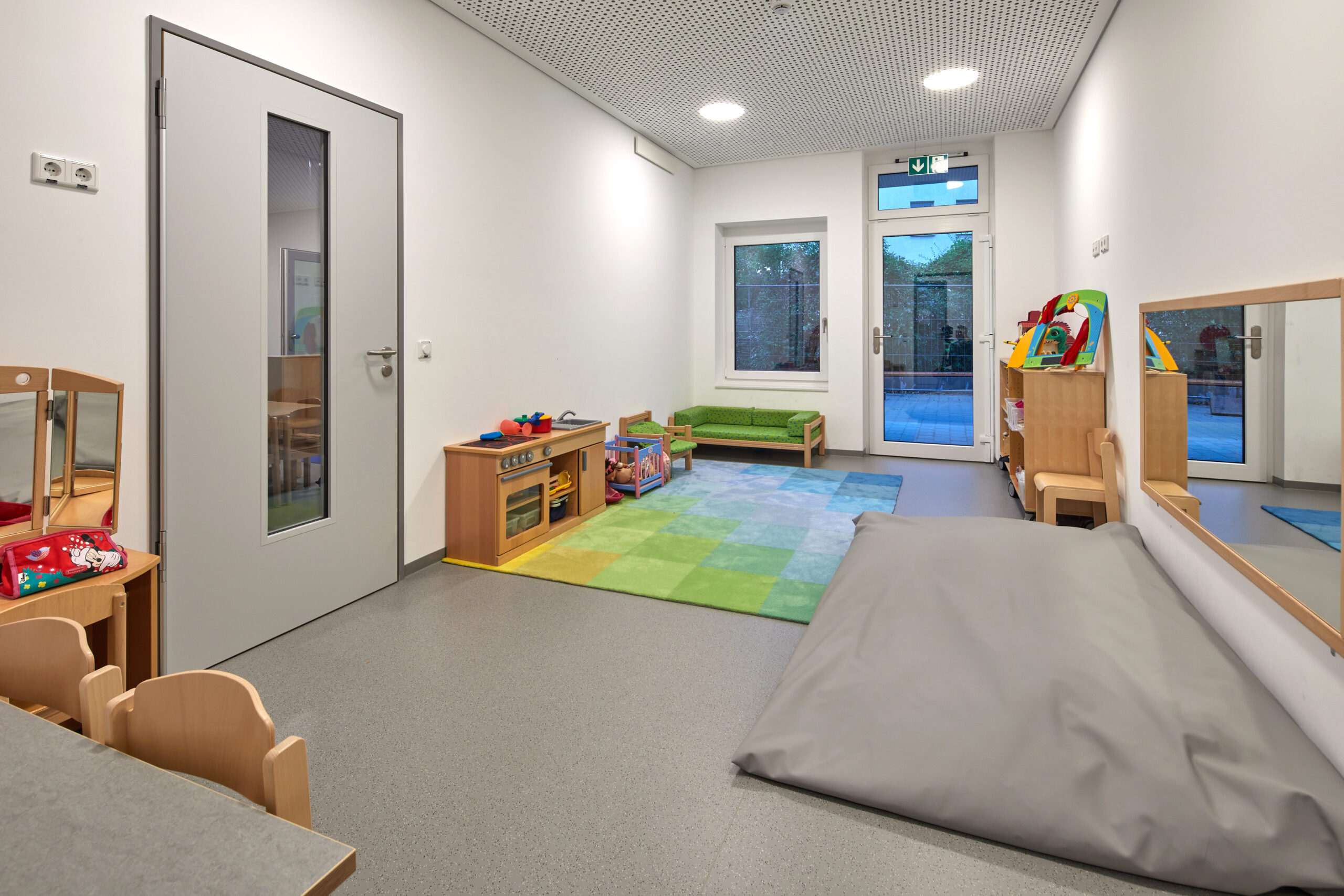 Kinderzentrum Kiefernstraße 26a, Gebäude von innen, Gruppenräume, Flur, Turnraum, Essbereich, Mitarbeiterraum