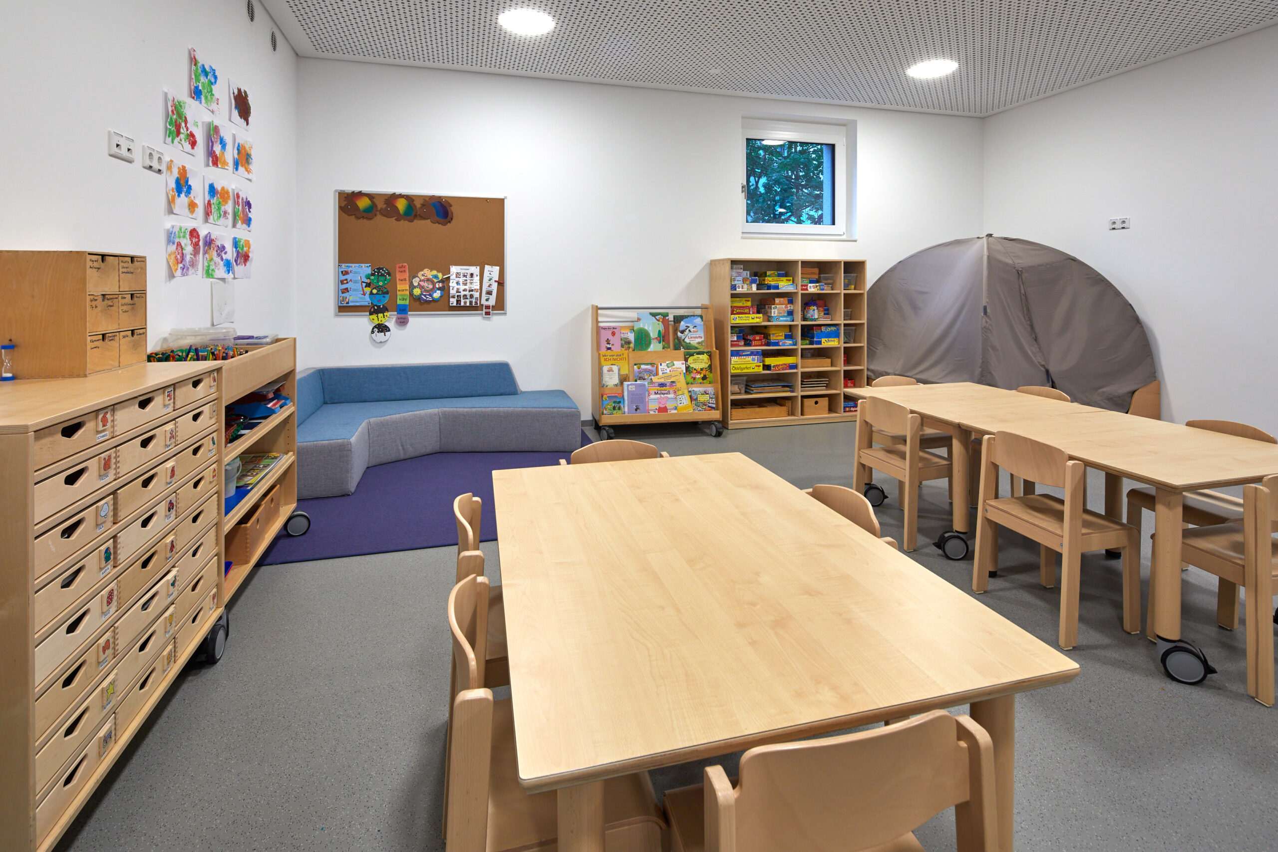 Kinderzentrum Kiefernstraße 26a, Gebäude von innen, Gruppenräume, Flur, Turnraum, Essbereich, Mitarbeiterraum