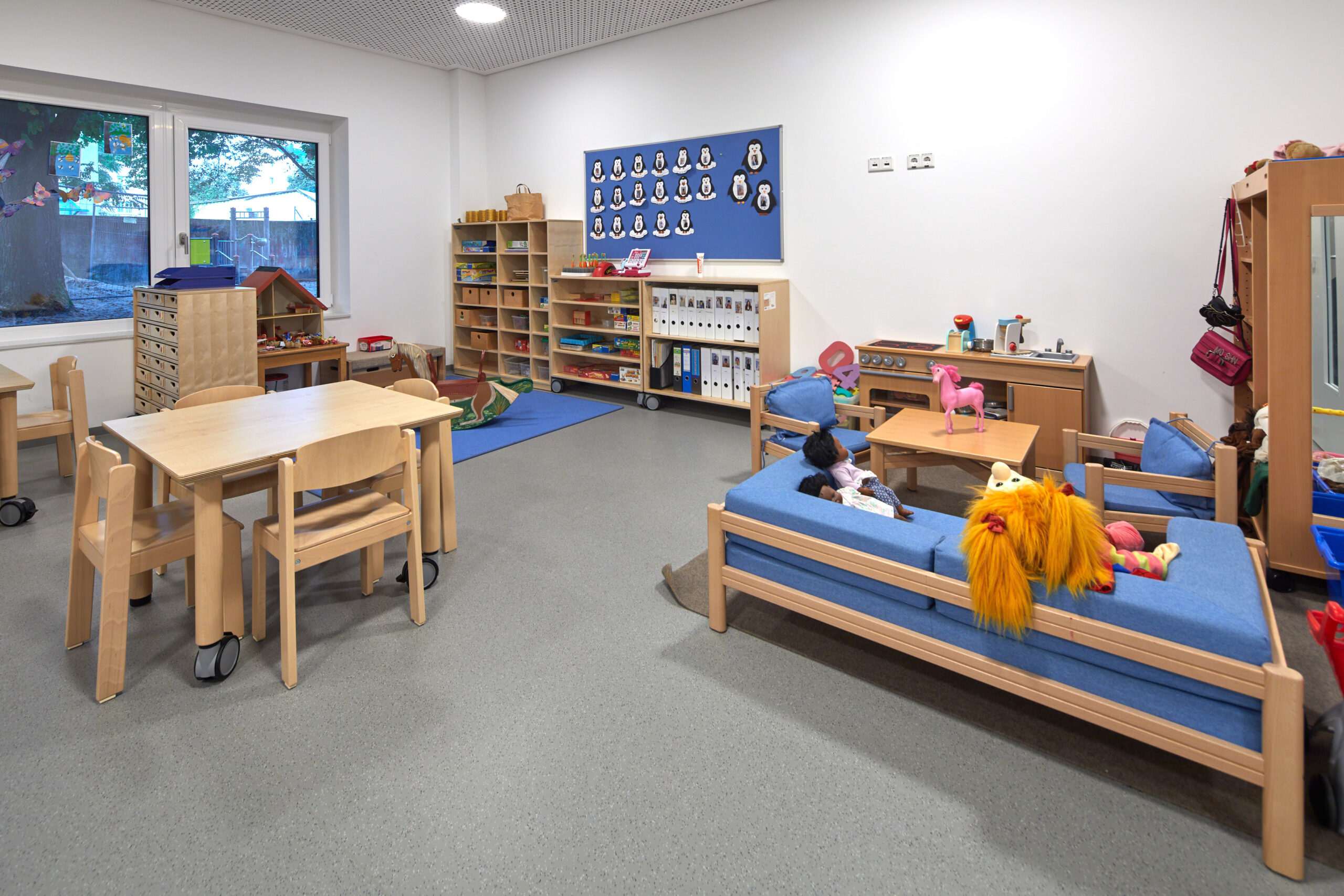 Kinderzentrum Kiefernstraße 26a, Gebäude von innen, Gruppenräume, Flur, Turnraum, Essbereich, Mitarbeiterraum