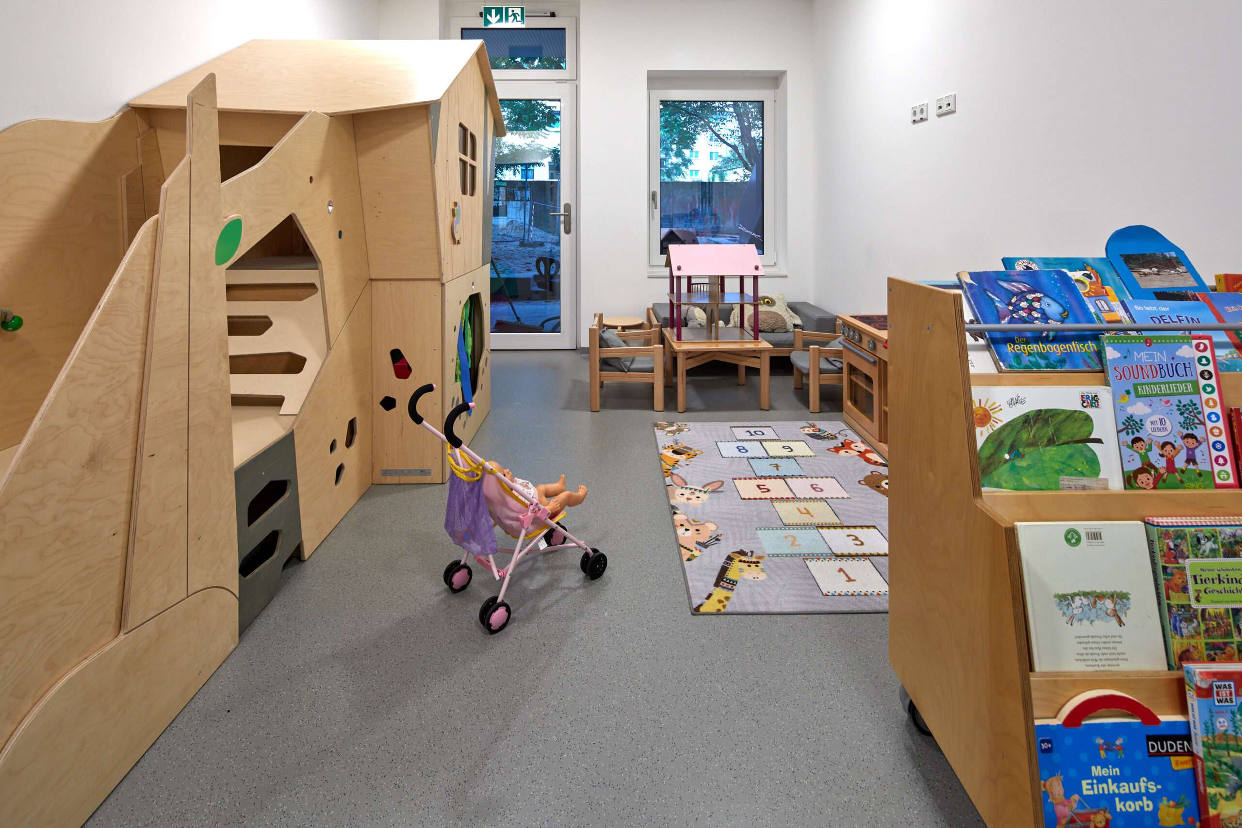 Kinderzentrum Kiefernstraße 26a, Gebäude von innen, Gruppenräume, Flur, Turnraum, Essbereich, Mitarbeiterraum