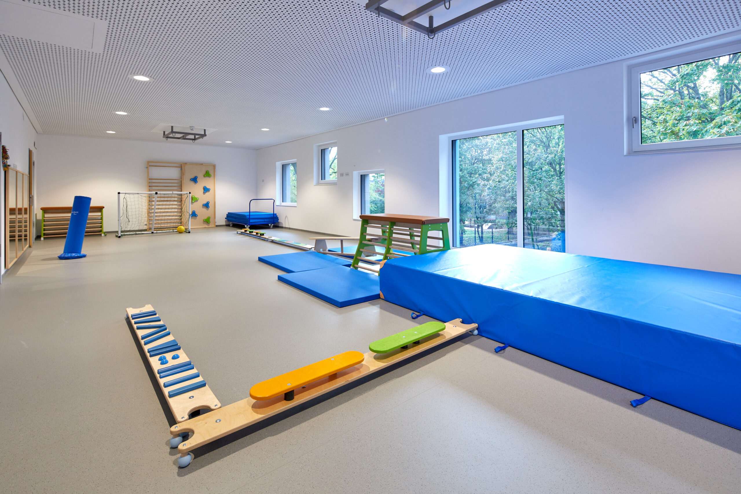 Kinderzentrum Kiefernstraße 26a, Gebäude von innen, Gruppenräume, Flur, Turnraum, Essbereich, Mitarbeiterraum