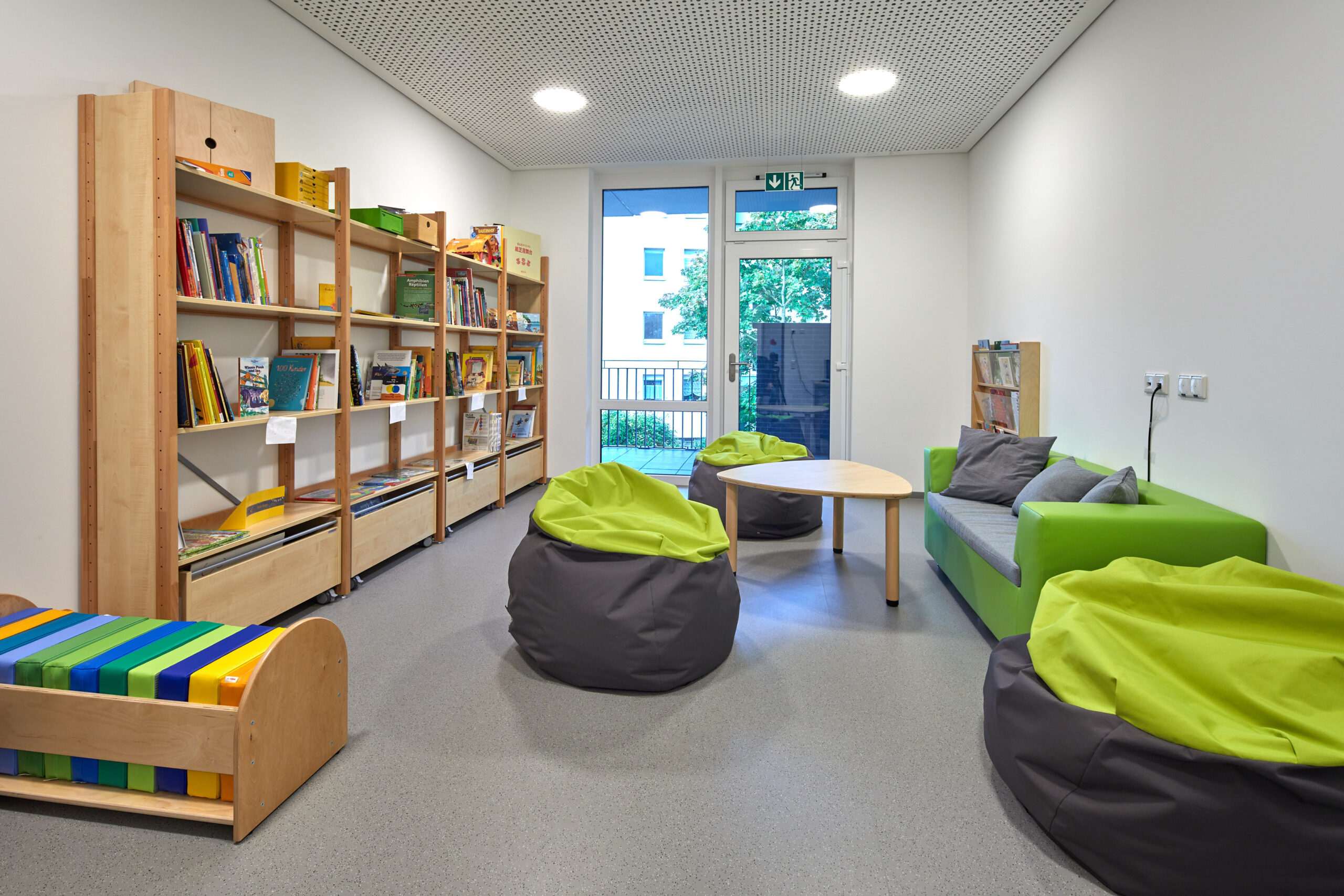 Kinderzentrum Kiefernstraße 26a, Gebäude von innen, Gruppenräume, Flur, Turnraum, Essbereich, Mitarbeiterraum