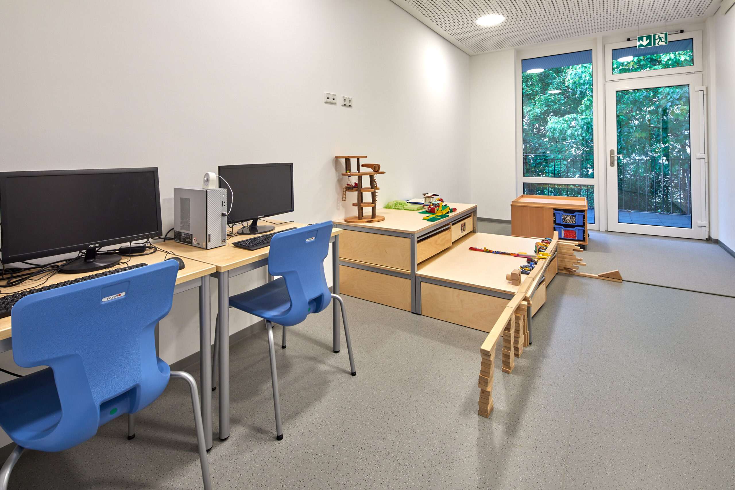 Kinderzentrum Kiefernstraße 26a, Gebäude von innen, Gruppenräume, Flur, Turnraum, Essbereich, Mitarbeiterraum
