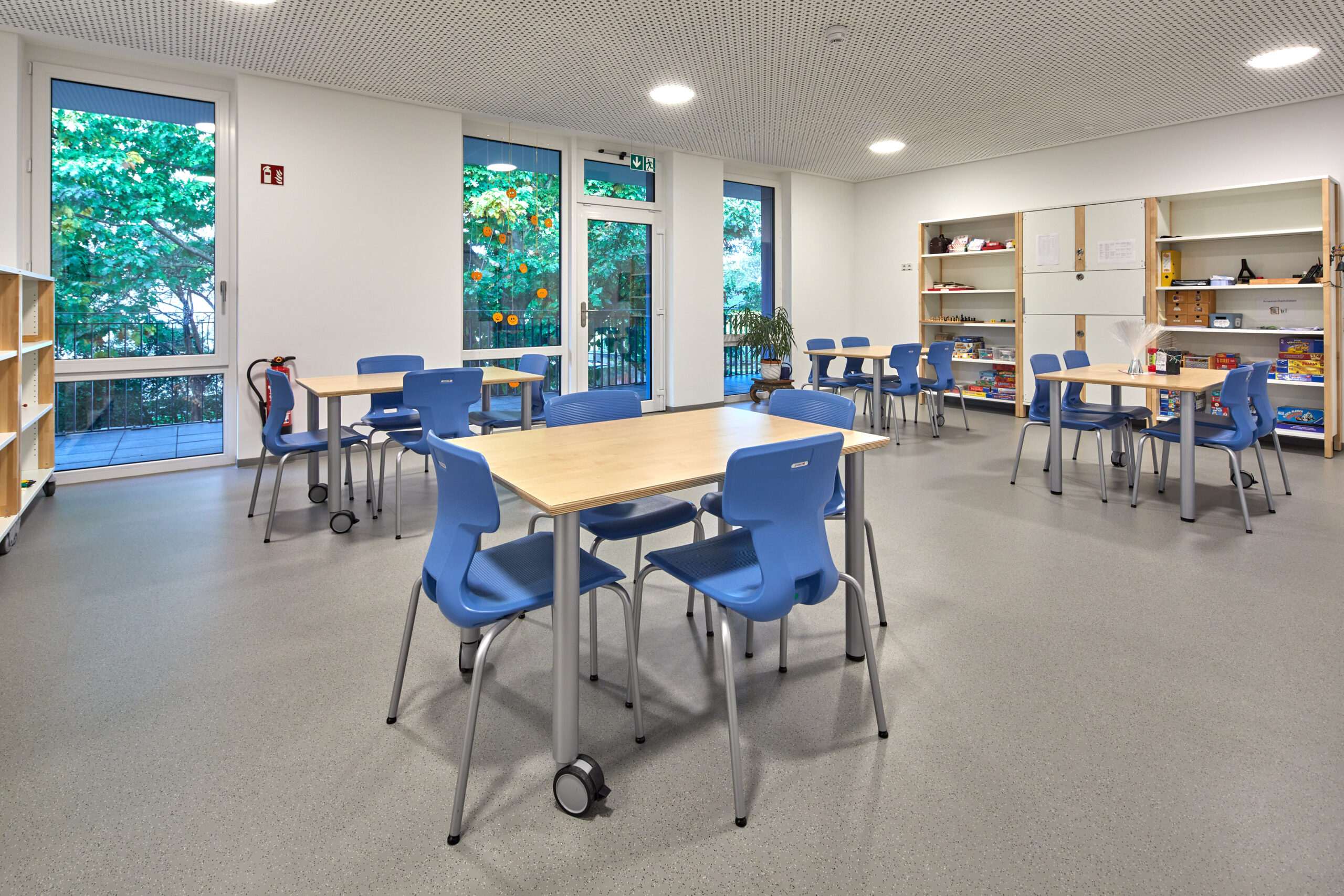 Kinderzentrum Kiefernstraße 26a, Gebäude von innen, Gruppenräume, Flur, Turnraum, Essbereich, Mitarbeiterraum
