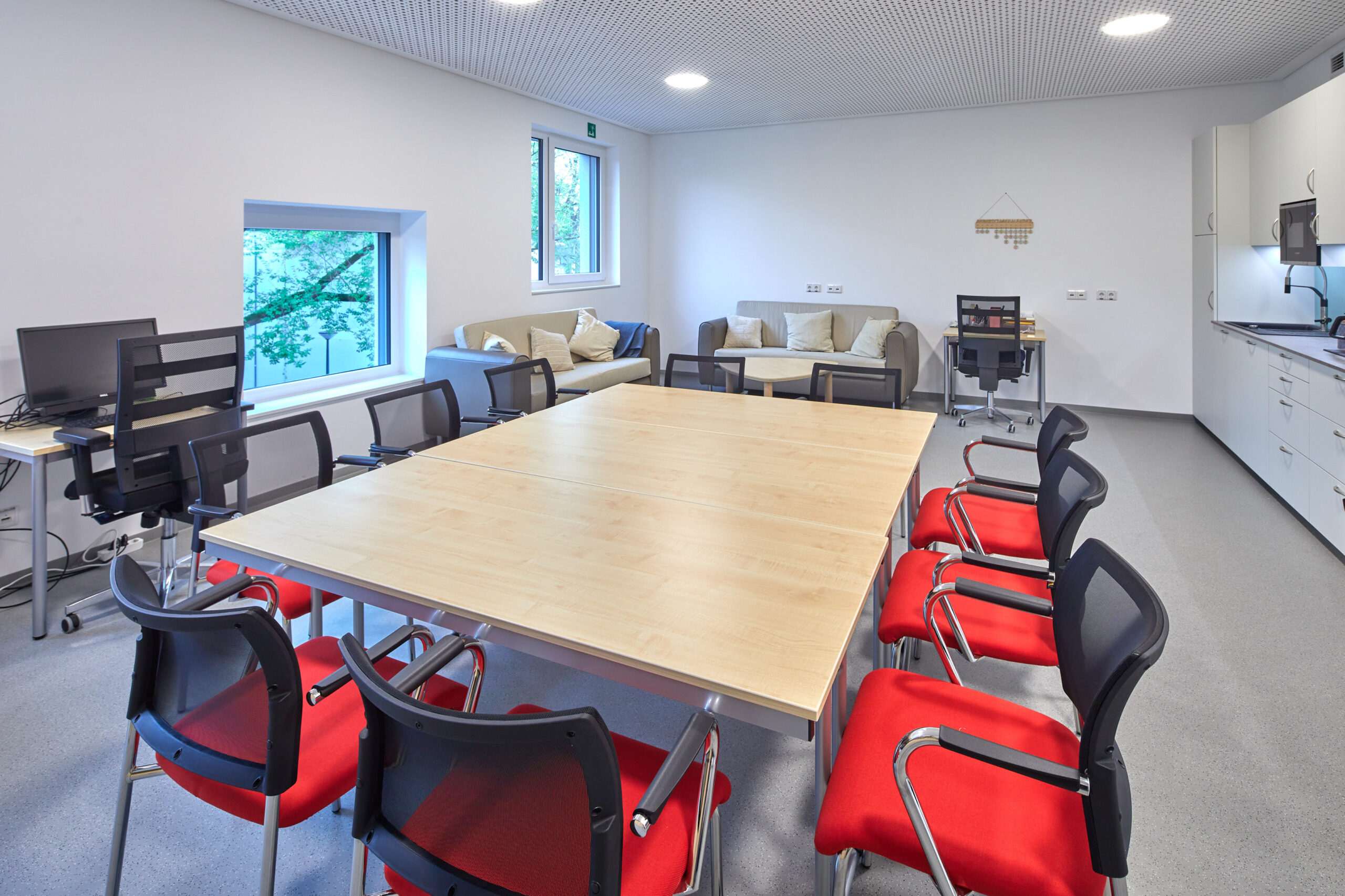 Kinderzentrum Kiefernstraße 26a, Gebäude von innen, Gruppenräume, Flur, Turnraum, Essbereich, Mitarbeiterraum