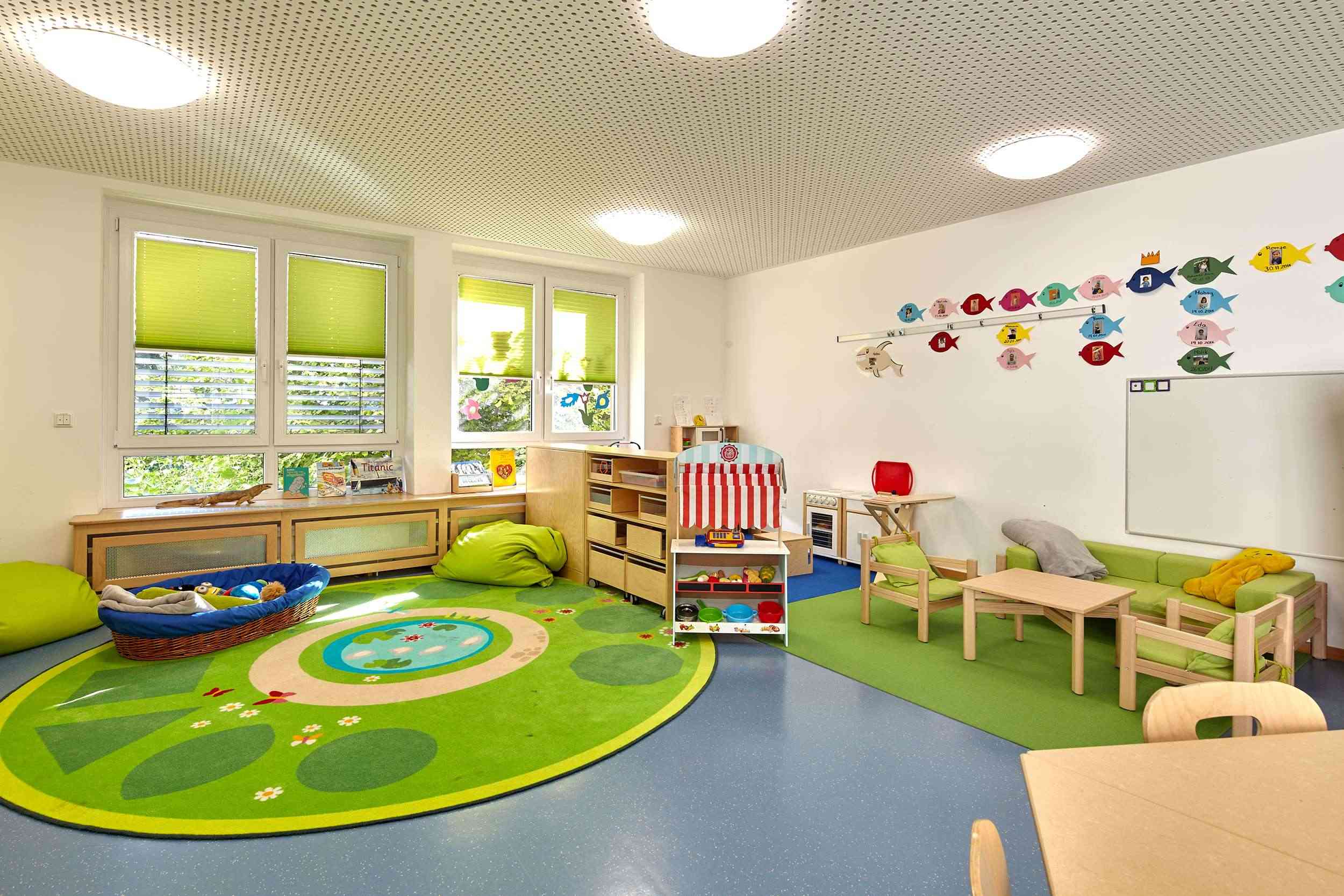 Innenbereich Kinderzentrum Atzelbergstraße mit Verkaufsladen und Spielteppich