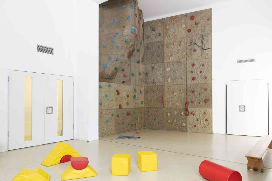 Kletterwand im Kinderzentrum Kiefernstraße 24a