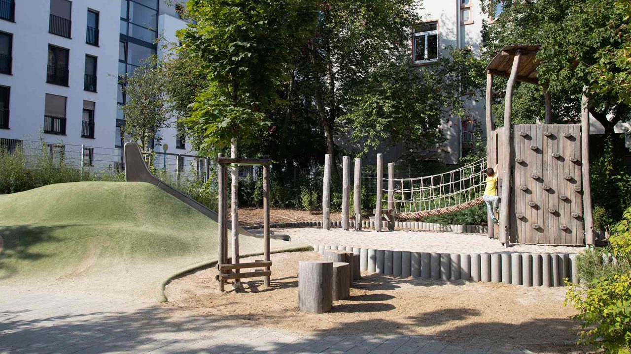 Außenbereich mit Kletterturm im Kinderzentrum Im Wörth