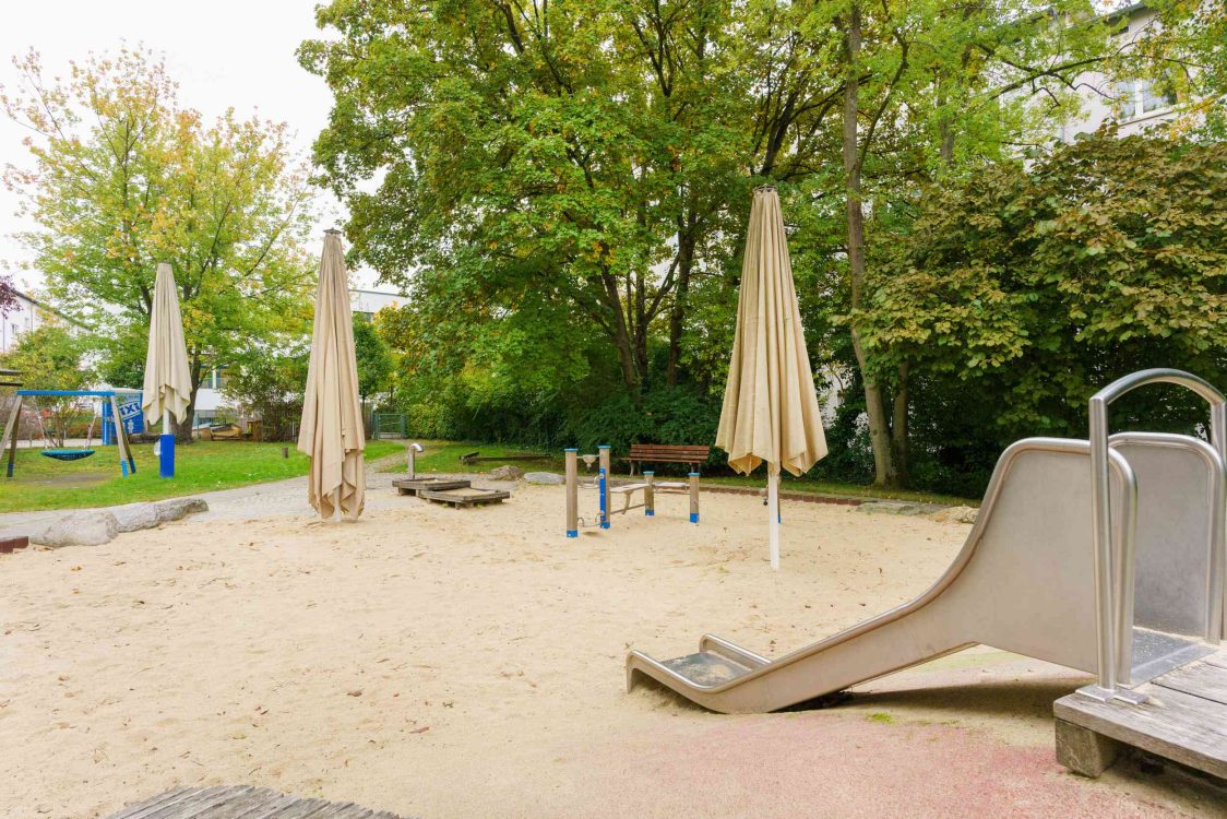 Außenbereich mit Rutsche im Kinderzentrum Karl-Flesch-Straße A