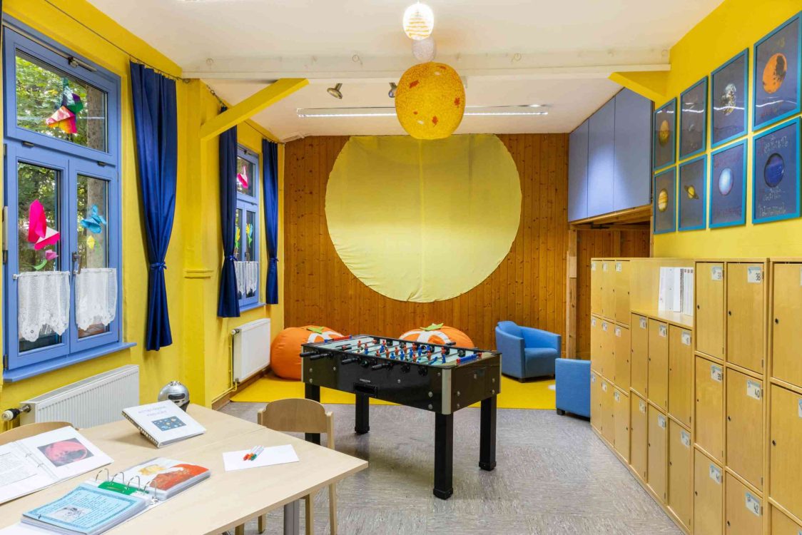 Innenbereich mit Kicker-Tisch im Kinderzentrum Paul-Schwerin-Straße
