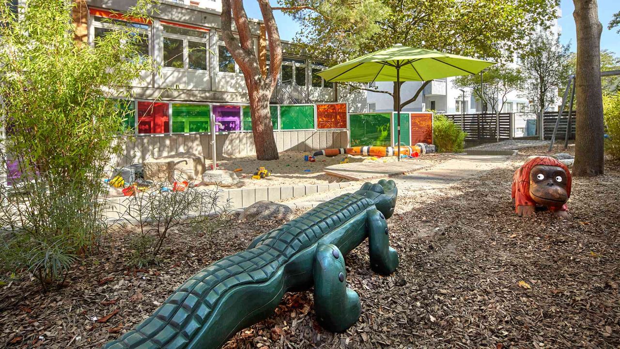 Außenbereich Kinderzentrum Atzelbergstraße mit Krokodil und Sandkasten