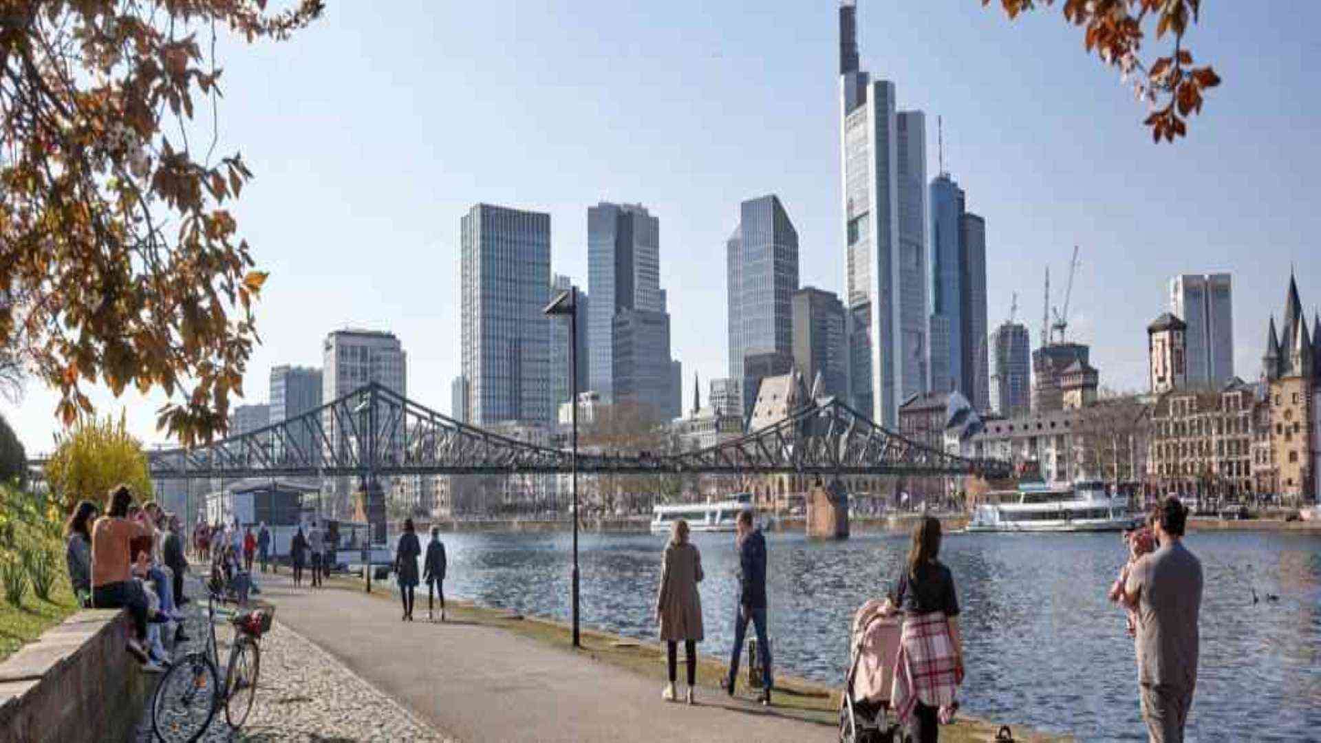 Bild von der Skyline Frankfurt vom Sachsenhäuser Ufer aus