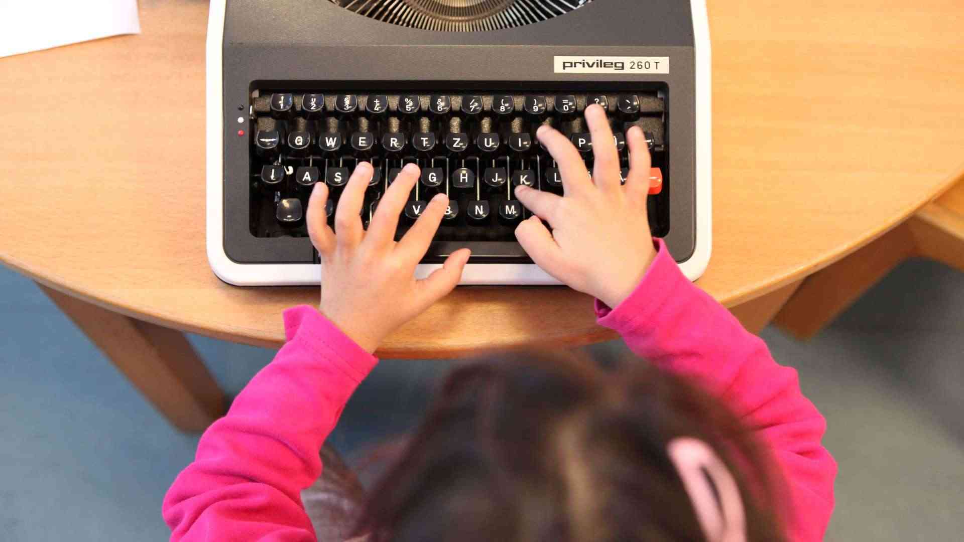 Bild eines Kindes mit Schreibmaschine