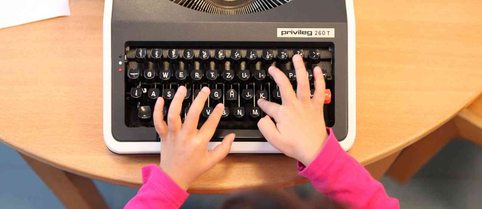 Bild eines Kindes mit Schreibmaschine