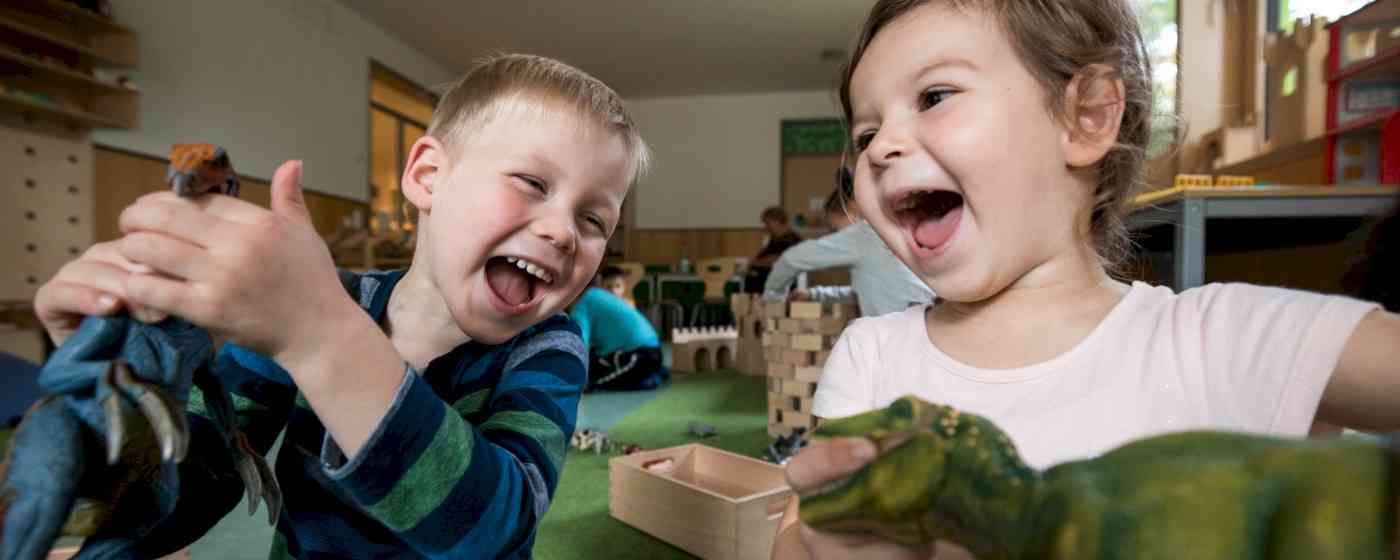 Kinder beim Spielen mit Dinosauriern